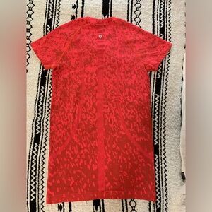 Lululemon Swiftly Tech Short Sleeve Shirt Covered Camo Red Rock/Flare - Size 6